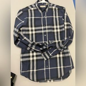 Authentic Burberry Brit men’s cotton button down shirt. Size/small